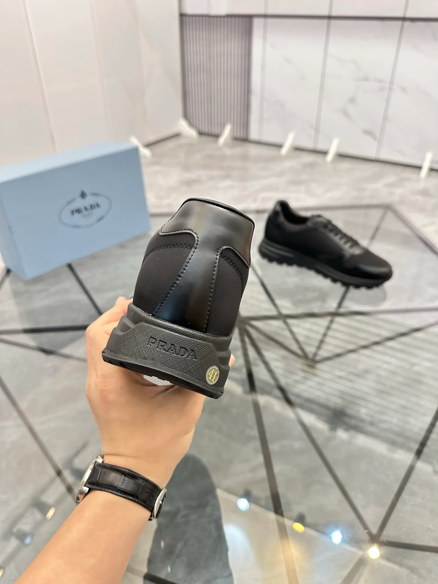 Men's shoes: 💰P440¥ Product trademark: Prada *"Prada*" low-top casual shoes Regular size: 38-44 (can be customized to 45.46) Product materials: imported cowhide upper, sheepskin lining, original outsole. Number: 835